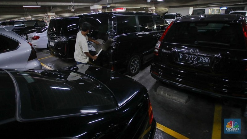 Suasana penjualan mobil bekas yang ditawarkan di ruang pamer Bursa Mobil WTC Mangga Dua, Jakarta, Selasa (10/12/2024). (CNBC Indonesia/Faisal Rahman)