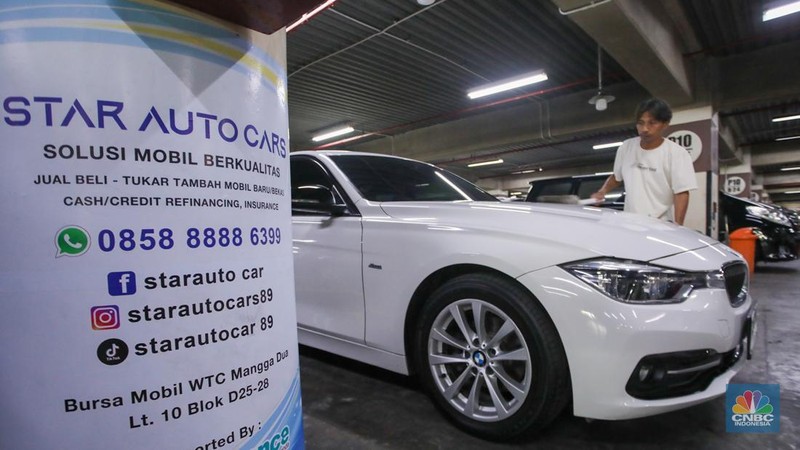 Suasana penjualan mobil bekas yang ditawarkan di ruang pamer Bursa Mobil WTC Mangga Dua, Jakarta, Selasa (10/12/2024). (CNBC Indonesia/Faisal Rahman)