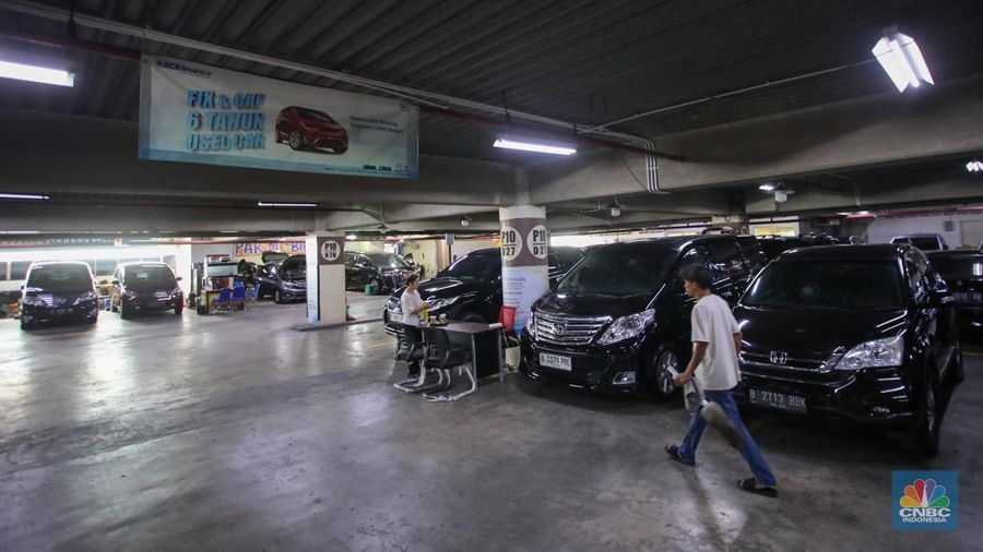 Suasana penjualan mobil bekas yang ditawarkan di ruang pamer Bursa Mobil WTC Mangga Dua, Jakarta, Selasa (10/12/2024). (CNBC Indonesia/Faisal Rahman)