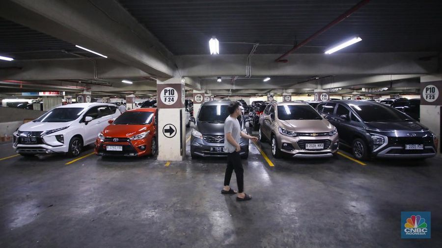 Suasana penjualan mobil bekas yang ditawarkan di ruang pamer Bursa Mobil WTC Mangga Dua, Jakarta, Selasa (10/12/2024). (CNBC Indonesia/Faisal Rahman)