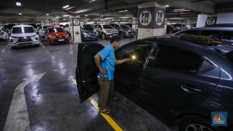 Suasana penjualan mobil bekas yang ditawarkan di ruang pamer Bursa Mobil WTC Mangga Dua, Jakarta, Selasa (10/12/2024). (CNBC Indonesia/Faisal Rahman)