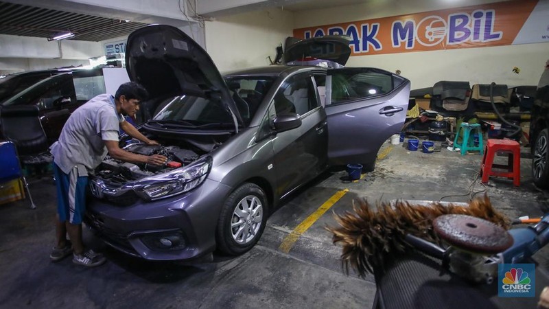 Suasana penjualan mobil bekas yang ditawarkan di ruang pamer Bursa Mobil WTC Mangga Dua, Jakarta, Selasa (10/12/2024). (CNBC Indonesia/Faisal Rahman)