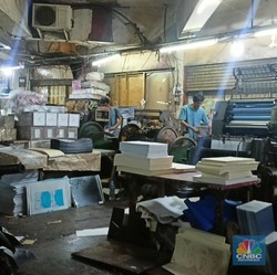 Toko Percetakan di Pasar Tebet Sepi Bak Kuburan, Pembeli Menghilang