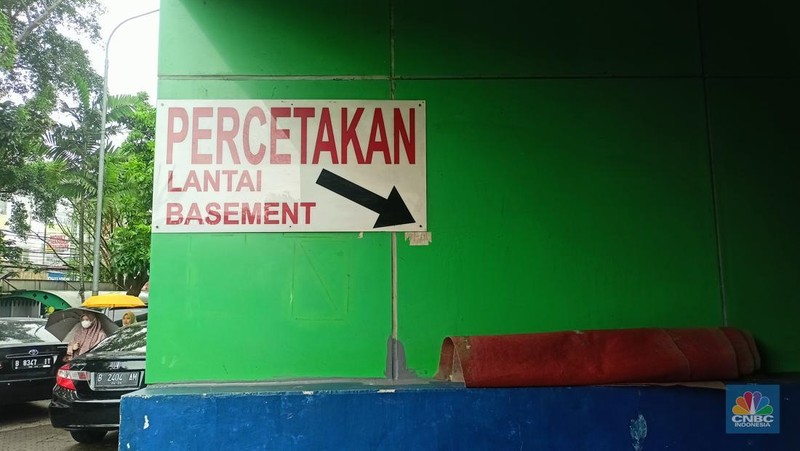 Tren undangan cetak kalah bersaing dengan digital di Pasar Tebet, Jakarta, Selasa (10/12/2024). (CNBC Indonesia/Ferry Sandi)