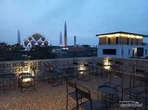 Kafe di Bandung dengan Pemandangan Masjid Al Jabbar yang Agung