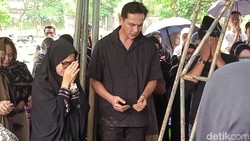 Tangis Ussy Sulistiawaty Pecah di Pemakaman Ibunda
