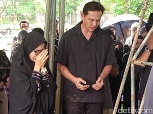 Tangis Ussy Sulistiawaty Pecah di Pemakaman Ibunda