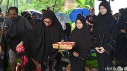 Duka Mendalam Ussy Sulistiawaty atas Kepergian Ibunda