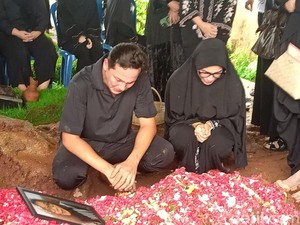 Kelegaan Keluarga, Ibunda Ussy Sulistiawaty Tak Lagi Sakit
