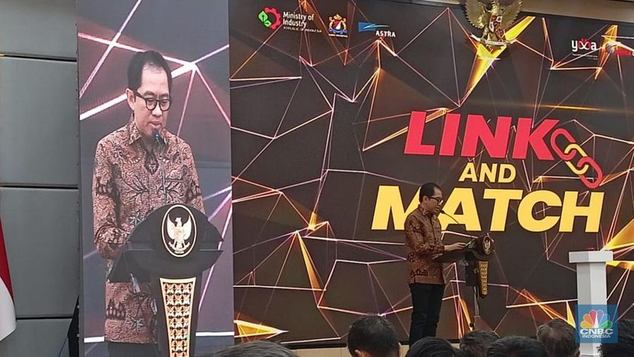 Wamenperin Faisol Riza saat pembukaan dalam Link and Match Komponen IKM Otomotif di Kantor Kemenperin, Jakarta, Selasa (10/12/2024). (²©²ÊÍøÕ¾/Ferry Sandi)