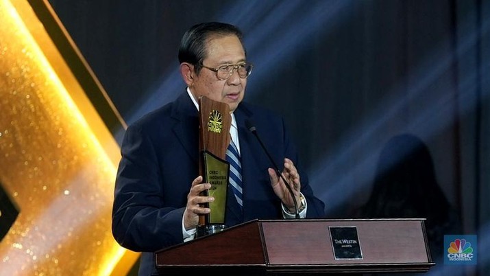 34. Presiden Ke-6 RI, Susilo Bambang Yudhoyono menerima penghargaan Lifetime Achievement dalam acara CNBC Indonesia Awards 2024 di The Westin, Jakarta Selatan, Rabu (11/12/2024). (CNBC Indonesia/Muhammad Sabki)