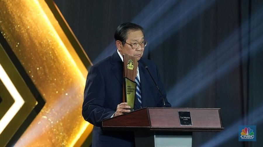 34. Presiden Ke-6 RI, Susilo Bambang Yudhoyono menerima penghargaan Lifetime Achievement dalam acara CNBC Indonesia Awards 2024 di The Westin, Jakarta Selatan, Rabu (11/12/2024). (CNBC Indonesia/Muhammad Sabki)