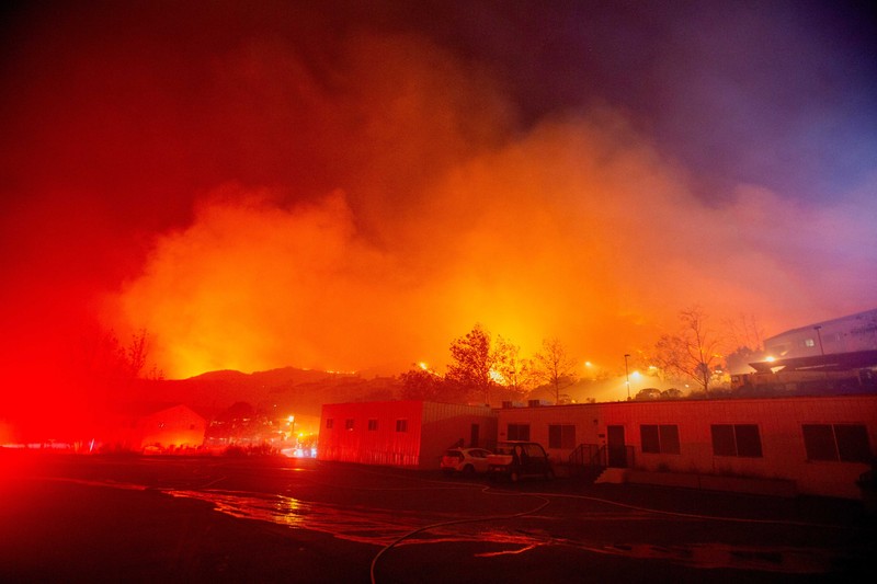 Petugas pemadam kebakaran menyaksikan Kebakaran Franklin berkobar di Malibu, California, AS, 10 Desember 2024. Petugas pemadam kebakaran menyaksikan Kebakaran Franklin berkobar di Malibu, California, AS, 10 Desember 2024. (REUTERS/Ringo Chiu)