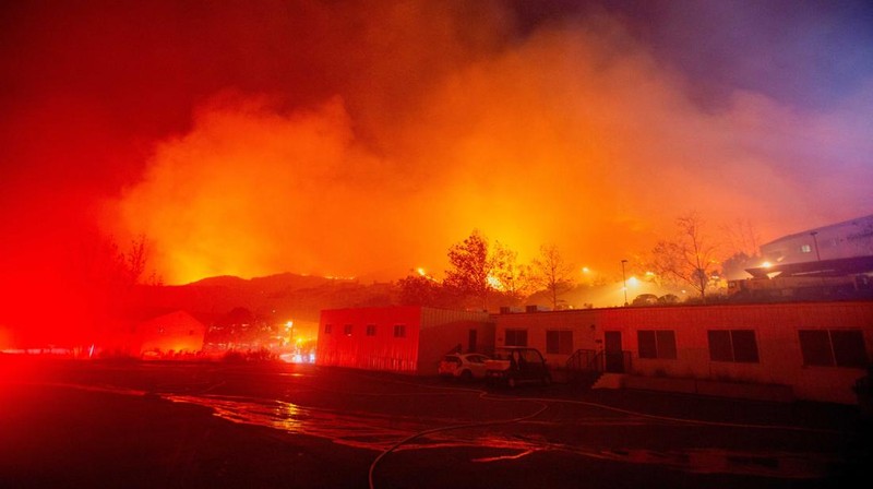 Petugas pemadam kebakaran menyaksikan Kebakaran Franklin berkobar di Malibu, California, AS, 10 Desember 2024. (REUTERS/Ringo Chiu)