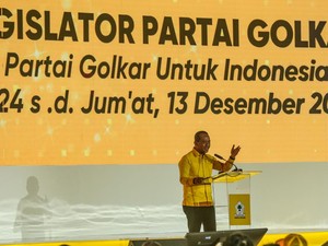 Menteri Bahlil Heran RI Impor 60% BBM dari Singapura