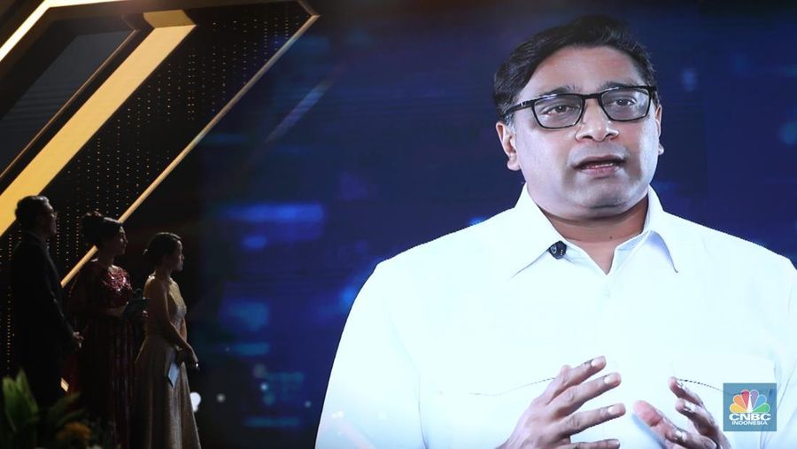 CEO Indosat Ooredoo Hutchison, Vikram Sinha menerima penghargaan Most Influential Figure in AI Transformation dalam acara CNBC Indonesia Awards 2024 di The Westin, Jakarta Selatan, Rabu (11/12/2024).  (CNBC Indonesia/Tri Susilo)