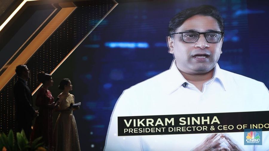 CEO Indosat Ooredoo Hutchison, Vikram Sinha menerima penghargaan Most Influential Figure in AI Transformation dalam acara CNBC Indonesia Awards 2024 di The Westin, Jakarta Selatan, Rabu (11/12/2024).  (CNBC Indonesia/Tri Susilo)