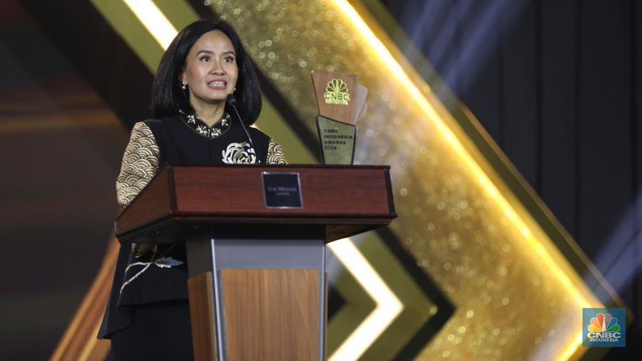 Chairman and Founder Agung Sedayu Group, Sugianto Kusuma diwakilkan Advertising & Promotion Director Agung Sedayu Group, Miranda DWK menerima penghargaan kategori Influential Figure in Indonesia Property Development dalam acara CNBC Indonesia Awards 2024 di The Westin, Jakarta Selatan, Rabu (11/12/2024). (CNBC Indonesia/Tri Susilo)