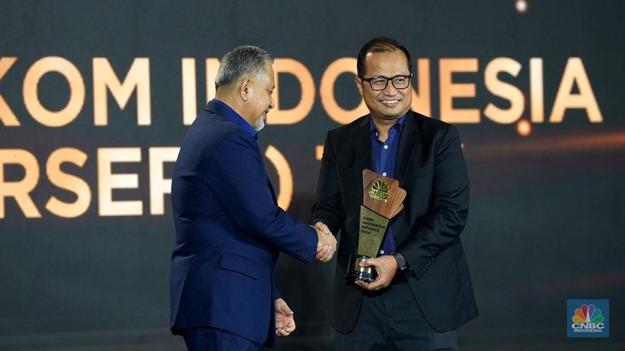 Direktur Strategic Portfolio Telkom, Budi Setyawan Wijaya menerima penghargaan kategori Outstanding Leadership in Sustainability dalam CNBC Indonesia Awards 2024 di The Westin, Jakarta Selatan, Rabu (11/12/2024). (CNBC Indonesia/Muhammad Sabki)