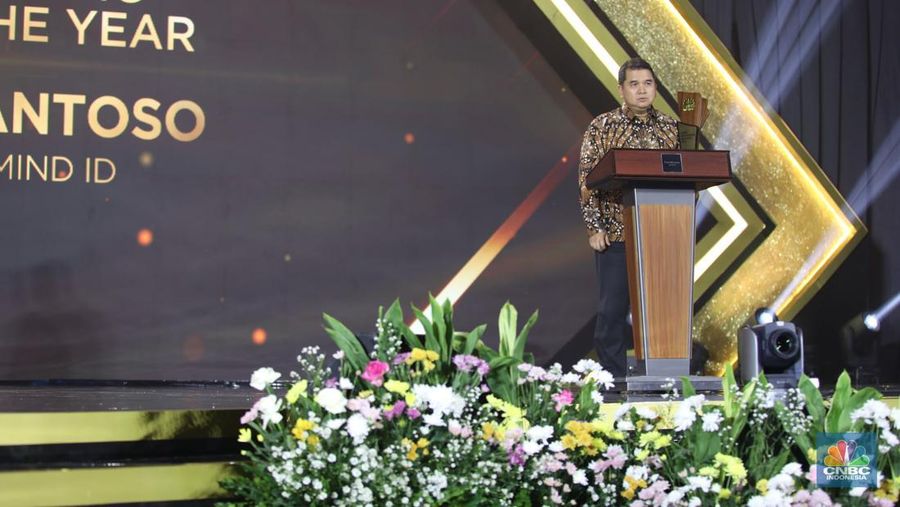 Direktur Utama Mind ID, Hendi Prio Santoso menerima penghargaan kategori Best CEO Holding Company of the Year dalam acara CNBC Indonesia Awards 2024 di The Westin, Jakarta Selatan, Rabu (11/12/2024). (CNBC Indonesia/Tri Susilo)