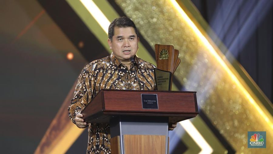 Direktur Utama Mind ID, Hendi Prio Santoso menerima penghargaan kategori Best CEO Holding Company of the Year dalam acara CNBC Indonesia Awards 2024 di The Westin, Jakarta Selatan, Rabu (11/12/2024). (CNBC Indonesia/Tri Susilo)