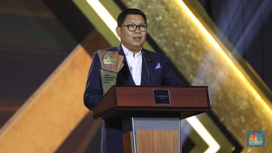 Direktur Utama PT Bank Mandiri Persero (Tbk), Darmawan Junaidi menerima penghargaan kategori Best Bank Supporting Economic Growth dalam acara CNBC Indonesia Awards 2024 di The Westin, Jakarta Selatan, Rabu (11/12/2024). (CNBC Indonesia/Tri Susilo)