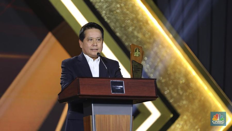 Direktur Utama PT Bank Syariah Indonesia Tbk, Hery Gunardi menerima penghargaan kategori Best Banker 2024 by Profitability Growth dalam acara CNBC Indonesia Awards 2024 di The Westin, Jakarta Selatan, Rabu (11/12/2024). (CNBC Indonesia/Tri Susilo)