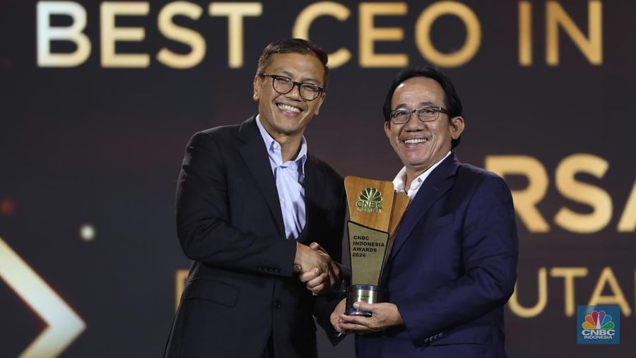Direktur Utama PT Bukit Asam Tbk, Arsal Ismail menerima penghargaan Best CEO in Energy Company dalam acara CNBC Indonesia Awards 2024 di The Westin, Jakarta Selatan, Rabu (11/12/2024). (CNBC Indonesia/Tri Susilo)