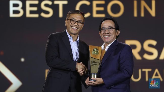 Mampu Jaga Keberlanjutan, Bos PTBA Raih Penghargaan Best CEO