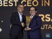Mampu Jaga Keberlanjutan, Bos PTBA Raih Penghargaan Best CEO