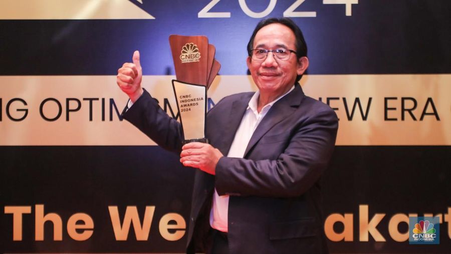 Direktur Utama PT Bukit Asam Tbk, Arsal Ismail usai menerima penghargaa dalam acara CNBC Indonesia Awards 2024 di The Westin Jakarta, Rabu (11/12/2024) malam. (CNBC Indonesia/Faisal Rahman)