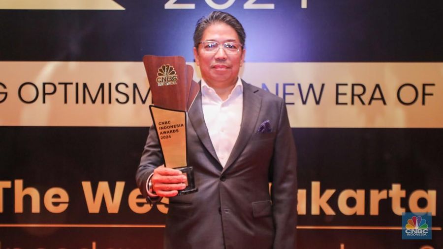 Direktur Utama PT Pertamina Geothermal Energy Tbk, Julfi Hadi usai menerima penghargaa dalam acara CNBC Indonesia Awards 2024 di The Westin Jakarta, Rabu (11/12/2024) malam. (CNBC Indonesia/Faisal Rahman)