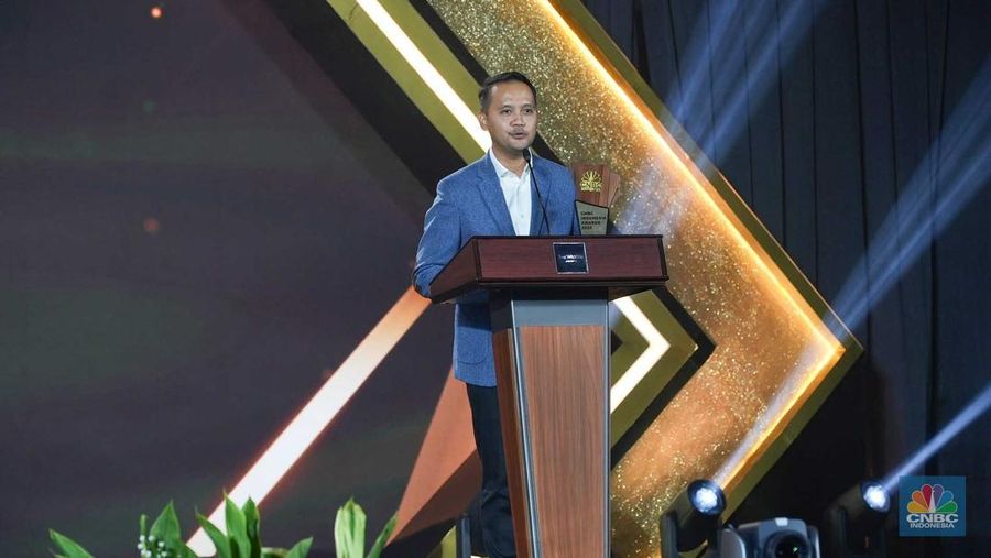 Direktur Utama PT Pertamina (Persero), Simon Aloysius Mantiri menerima penghargaan kategori Best Company in Sustainability and Energy Resilience dalam acara CNBC Indonesia Awards 2024 di The Westin, Jakarta Selatan, Rabu (11/12/2024). (CNBC Indonesia/Muhammad Sabki)