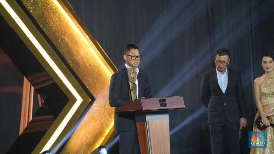 Direktur Utama PT PLN (Persero), Darmawan Prasodjo menerima penghargaan kategori Best Company in National Energy Security sekaligus meraih CEO of the Year dalam CNBC Indonesia Awards 2024 di The Westin, Jakarta Selatan, Rabu (11/12/2024). (CNBC Indonesia/Muhammad Sabki)