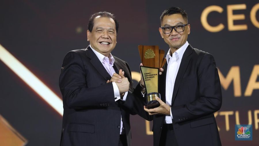 Direktur Utama PT PLN (Persero), Darmawan Prasodjo menerima penghargaan kategori Best Company in National Energy Security sekaligus meraih CEO of the Year dalam CNBC Indonesia Awards 2024 di The Westin, Jakarta Selatan, Rabu (11/12/2024). (CNBC Indonesia/Tri Susilo)