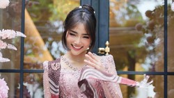 Potret Fuji Berkebaya, Ayu Banget!