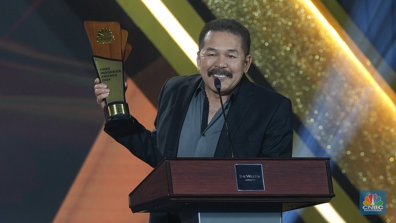Menteri BUMN, Erick Thohir menerima penghargaan kategori Game Changer in SOEs Business & Transformation dalam CNBC Indonesia Awards 2024 di The Westin, Jakarta Selatan, Rabu (11/12/2024). Menteri BUMN, Erick Thohir menerima penghargaan kategori Game Changer in SOEs Business & Transformation dalam CNBC Indonesia Awards 2024 di The Westin, Jakarta Selatan, Rabu (11/12/2024). (CNBC Indonesia/Muhammad Sabki)
