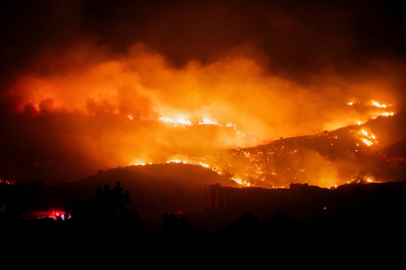 Petugas pemadam kebakaran menyaksikan Kebakaran Franklin berkobar di Malibu, California, AS, 10 Desember 2024. Petugas pemadam kebakaran menyaksikan Kebakaran Franklin berkobar di Malibu, California, AS, 10 Desember 2024. (REUTERS/Ringo Chiu)