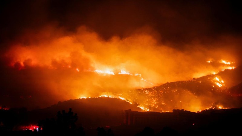 Petugas pemadam kebakaran menyaksikan Kebakaran Franklin berkobar di Malibu, California, AS, 10 Desember 2024. (REUTERS/Ringo Chiu)