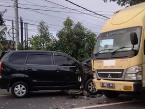 Mobil Avanza Tabrak Truk Boks di Jembrana, Pengemudi Luka-luka