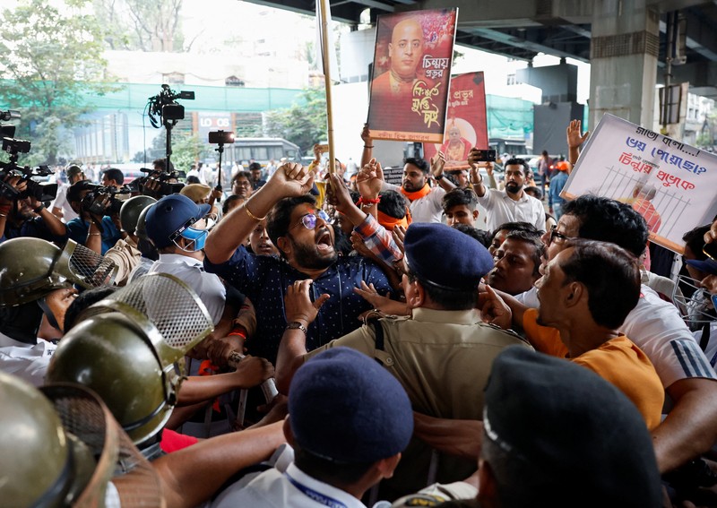 Ketegangan antara India dan Bangladesh telah meningkat ke level yang mengkhawatirkan setelah penangkapan seorang biksu Hindu baru-baru ini di Dhaka dan tuduhan bahwa warga Hindu dianiaya di negara berpenduduk mayoritas Muslim. (REUTERS/Sahiba Chawdhary) Ketegangan antara India dan Bangladesh telah meningkat ke level yang mengkhawatirkan setelah penangkapan seorang biksu Hindu baru-baru ini di Dhaka dan tuduhan bahwa warga Hindu dianiaya di negara berpenduduk mayoritas Muslim. (REUTERS/Sahiba Chawdhary)