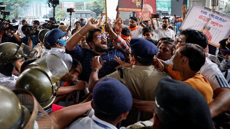 Ketegangan antara India dan Bangladesh telah meningkat ke level yang mengkhawatirkan setelah penangkapan seorang biksu Hindu baru-baru ini di Dhaka dan tuduhan bahwa warga Hindu dianiaya di negara berpenduduk mayoritas Muslim. (REUTERS/Sahiba Chawdhary)