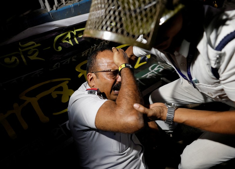 Ketegangan antara India dan Bangladesh telah meningkat ke level yang mengkhawatirkan setelah penangkapan seorang biksu Hindu baru-baru ini di Dhaka dan tuduhan bahwa warga Hindu dianiaya di negara berpenduduk mayoritas Muslim. (REUTERS/Sahiba Chawdhary)