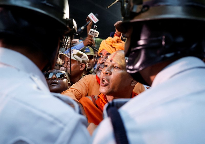 Ketegangan antara India dan Bangladesh telah meningkat ke level yang mengkhawatirkan setelah penangkapan seorang biksu Hindu baru-baru ini di Dhaka dan tuduhan bahwa warga Hindu dianiaya di negara berpenduduk mayoritas Muslim. (REUTERS/Sahiba Chawdhary) Ketegangan antara India dan Bangladesh telah meningkat ke level yang mengkhawatirkan setelah penangkapan seorang biksu Hindu baru-baru ini di Dhaka dan tuduhan bahwa warga Hindu dianiaya di negara berpenduduk mayoritas Muslim. (REUTERS/Sahiba Chawdhary)