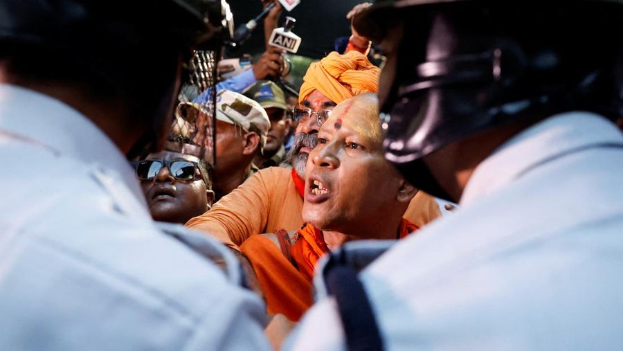 Ketegangan antara India dan Bangladesh telah meningkat ke level yang mengkhawatirkan setelah penangkapan seorang biksu Hindu baru-baru ini di Dhaka dan tuduhan bahwa warga Hindu dianiaya di negara berpenduduk mayoritas Muslim. (REUTERS/Sahiba Chawdhary)