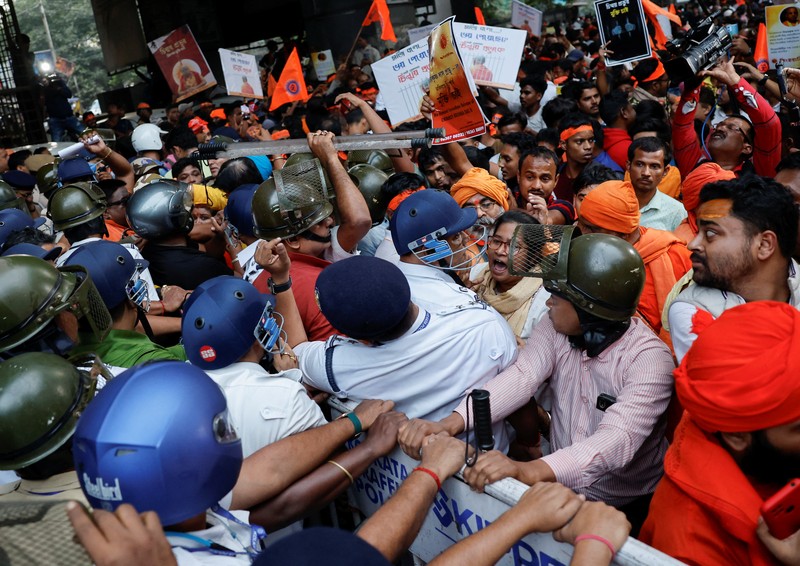 Ketegangan antara India dan Bangladesh telah meningkat ke level yang mengkhawatirkan setelah penangkapan seorang biksu Hindu baru-baru ini di Dhaka dan tuduhan bahwa warga Hindu dianiaya di negara berpenduduk mayoritas Muslim. (REUTERS/Sahiba Chawdhary)