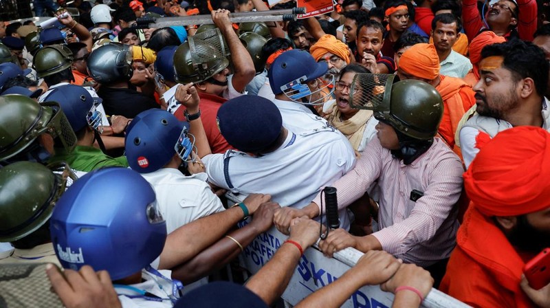 Ketegangan antara India dan Bangladesh telah meningkat ke level yang mengkhawatirkan setelah penangkapan seorang biksu Hindu baru-baru ini di Dhaka dan tuduhan bahwa warga Hindu dianiaya di negara berpenduduk mayoritas Muslim. (REUTERS/Sahiba Chawdhary)
