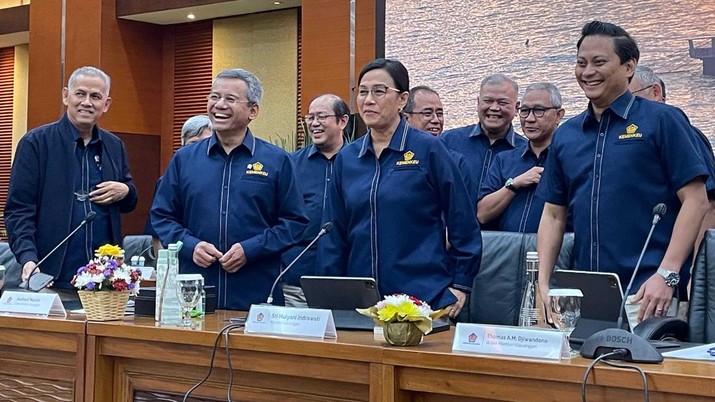 (Kiri - Kanan) Wakil Menteri Keuangan, Anggito Abimanyu, Suahasil Nazara, Menteri Keuangan, Sri Mulyani Indrawati, dan Wakil Menteri Tommy Thomas Djiwandono dalam Konferensi Pers APBN KITA edisi Desember 2024. (Dok. Detikcom/Amanda)