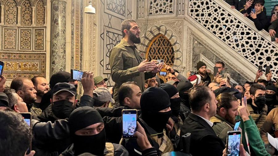 Komandan pemberontak utama Abu Mohammed al-Golani berbicara kepada khalayak di Masjid Ummayad di Damaskus, setelah pemberontak Suriah mengumumkan bahwa mereka telah menggulingkan Presiden Bashar al-Assad, Suriah, 8 Desember 2024. (REUTERS/Mahmoud Hassano/File Photo)
