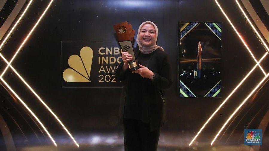 Komisaris Utama PT Trijaya Pratama Futures (TPFx), Melanie Armelia Desky usai menerima penghargaa dalam acara CNBC Indonesia Awards 2024 di The Westin Jakarta, Rabu (11/12/2024) malam. (CNBC Indonesia/Faisal Rahman)